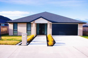 Modern Chic - Ideal Location - 5 Bedrooms - In Rotorua
